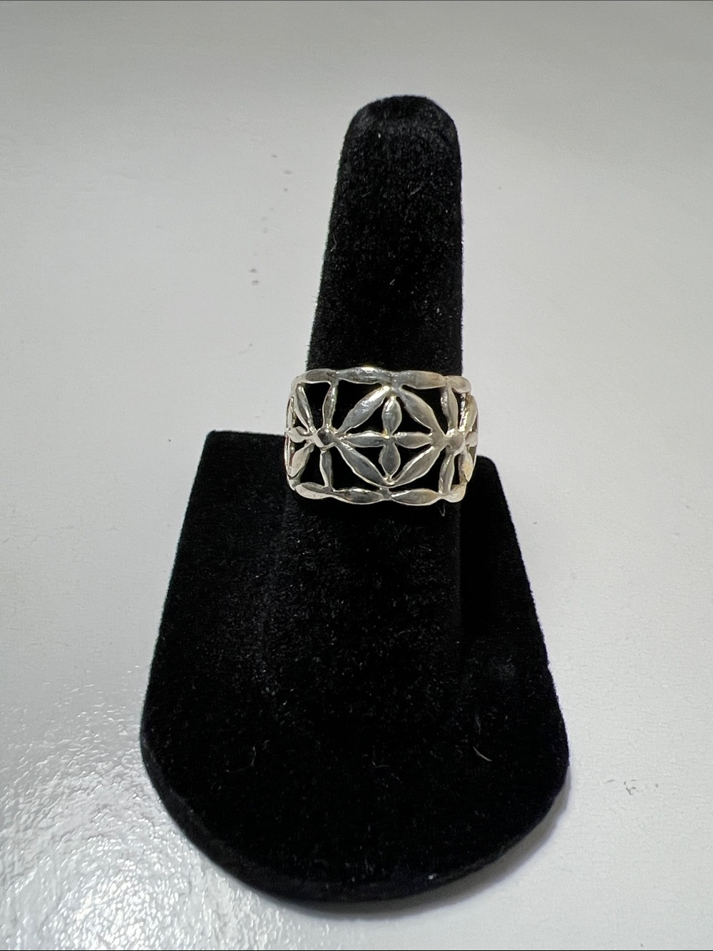 Silver Tone Filigree Floral Cutout Fashion Band Ring - Vintage